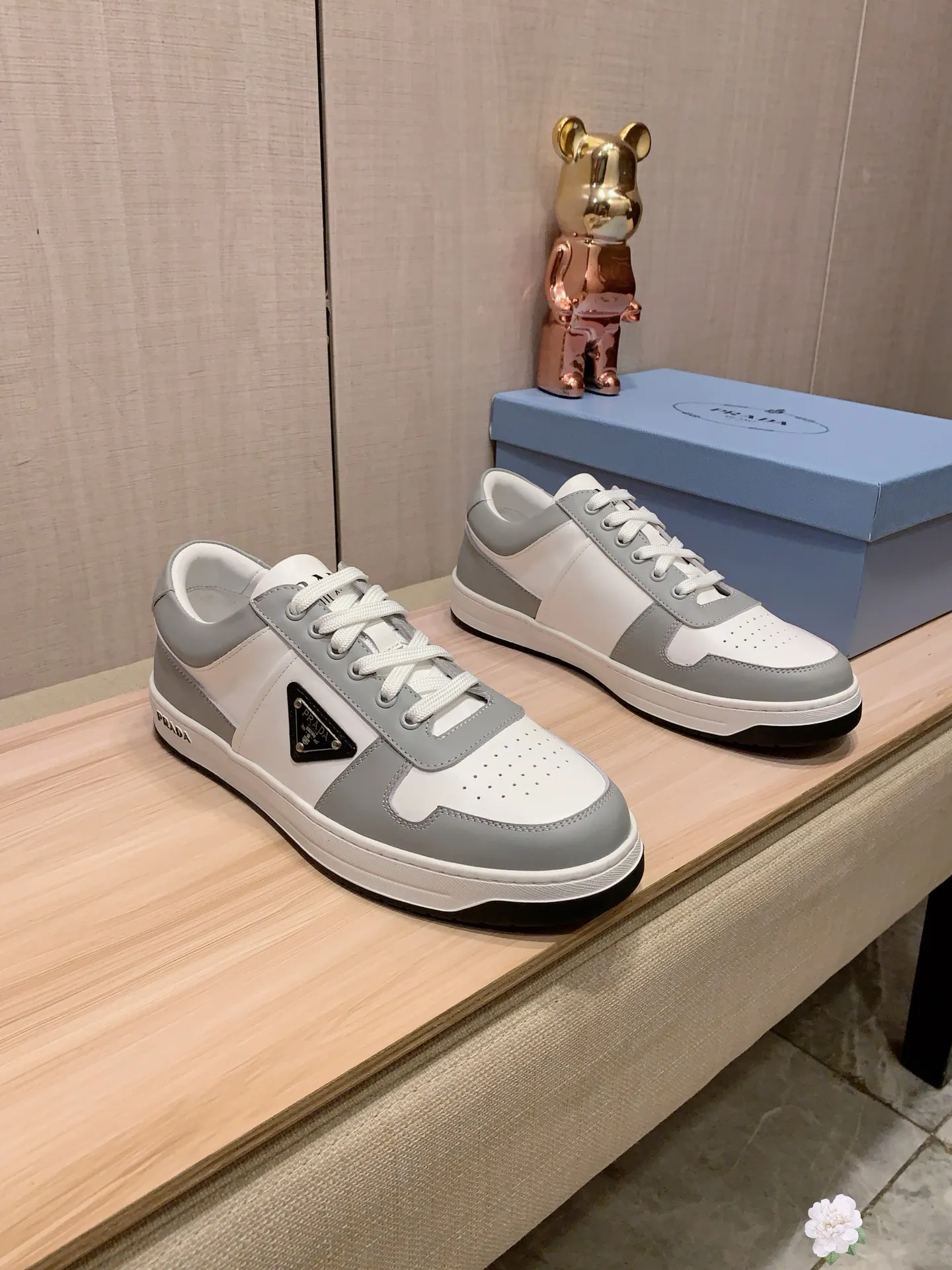 Men's Men's Shoes💰442💰💰🎩🎩[Lightning][Lightning] "PRADA*" The latest and most popular casual shoes, top brand [seduce] luxury ~ purchasing agency, top quality ~. [Strong] The upper is made of imported breathable cowhide material ➕ breathable sheepskin feet (•) with fine workmanship. The original stylish and stylish soft rubber wear-resistant and non-slip outsole is light and comfortable on the feet. The real thing looks better when photographed in real life. 226: code: 38-44, white and black 4️⃣ colors selected